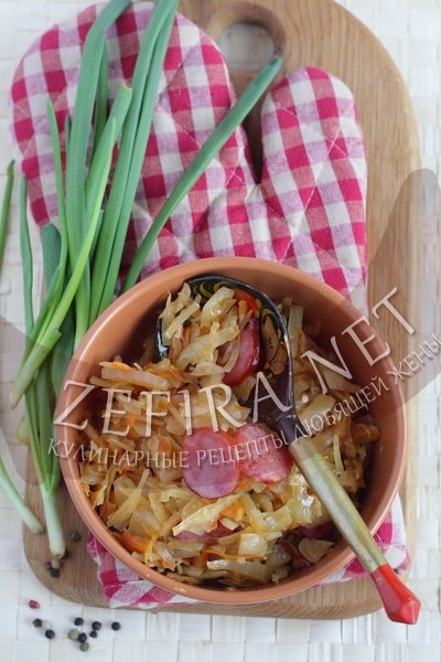 Тушеная капуста бигус с колбасой - рецепт и фото