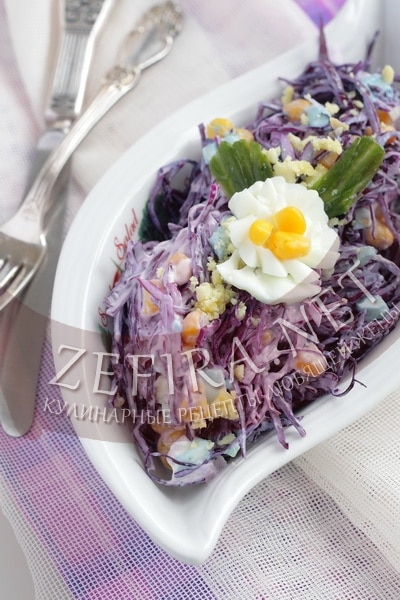 Салат с  красной капустой, яйцом и кукурузой