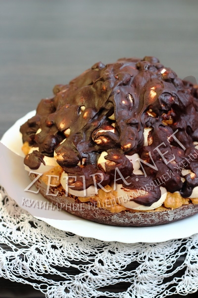 Бисквитный шоколадный торт с безе и кремом из вареной сгущенки - рецепт с фото
