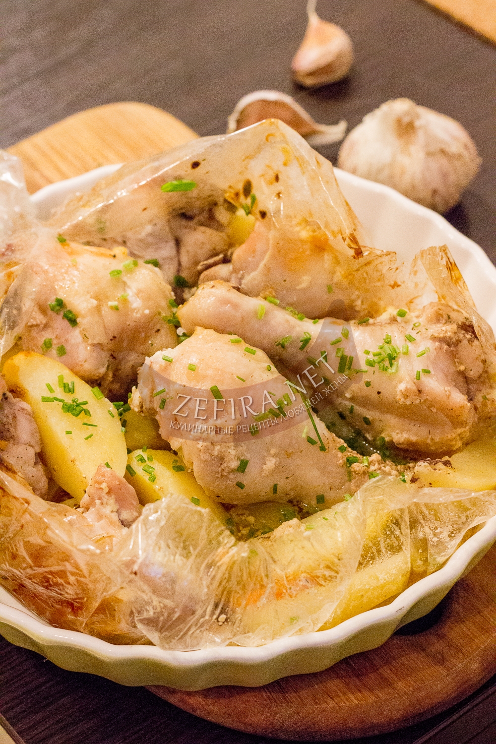 Курица с картошкой, запеченные в пакете - рецепт с фото