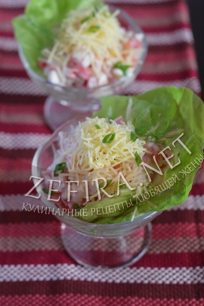Салат из крабовых палочек с сыром и помидорами - рецепт и фото