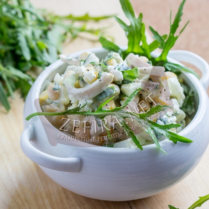 Салат из кальмаров с яйцом и кукурузой: рецепт