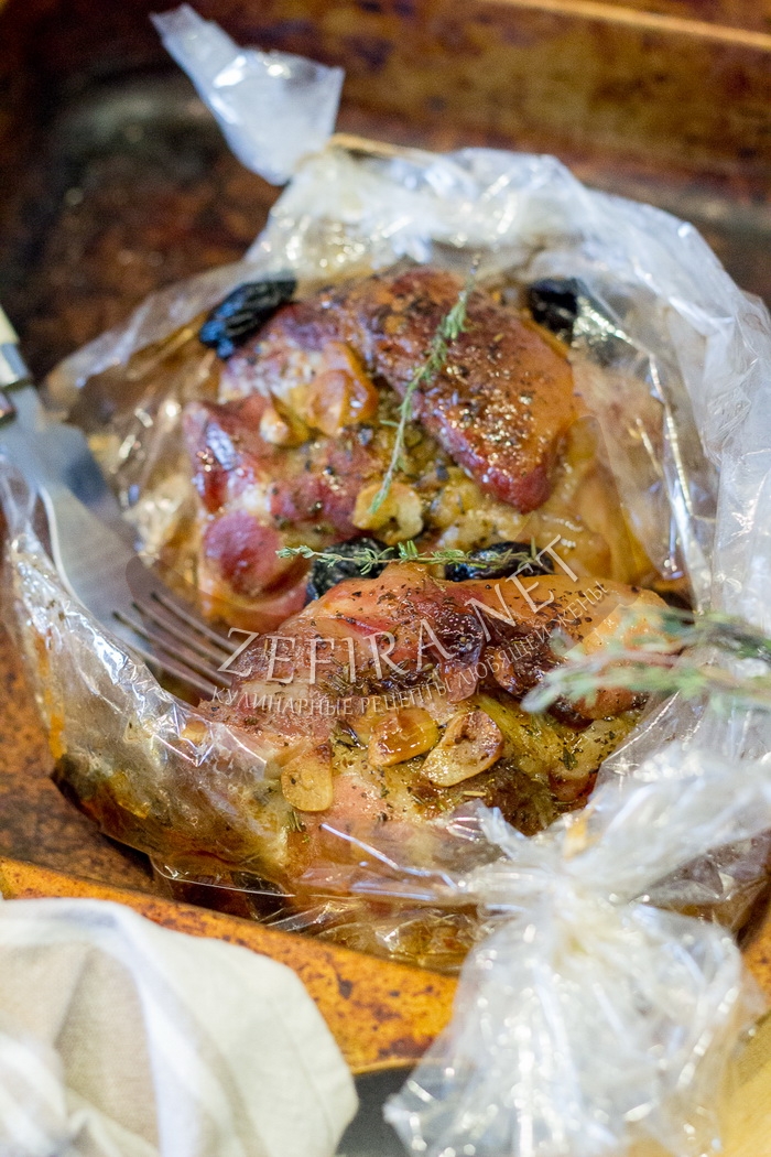 Запеченная в пакете свинина с чесноком и черносливом - рецепт с фото