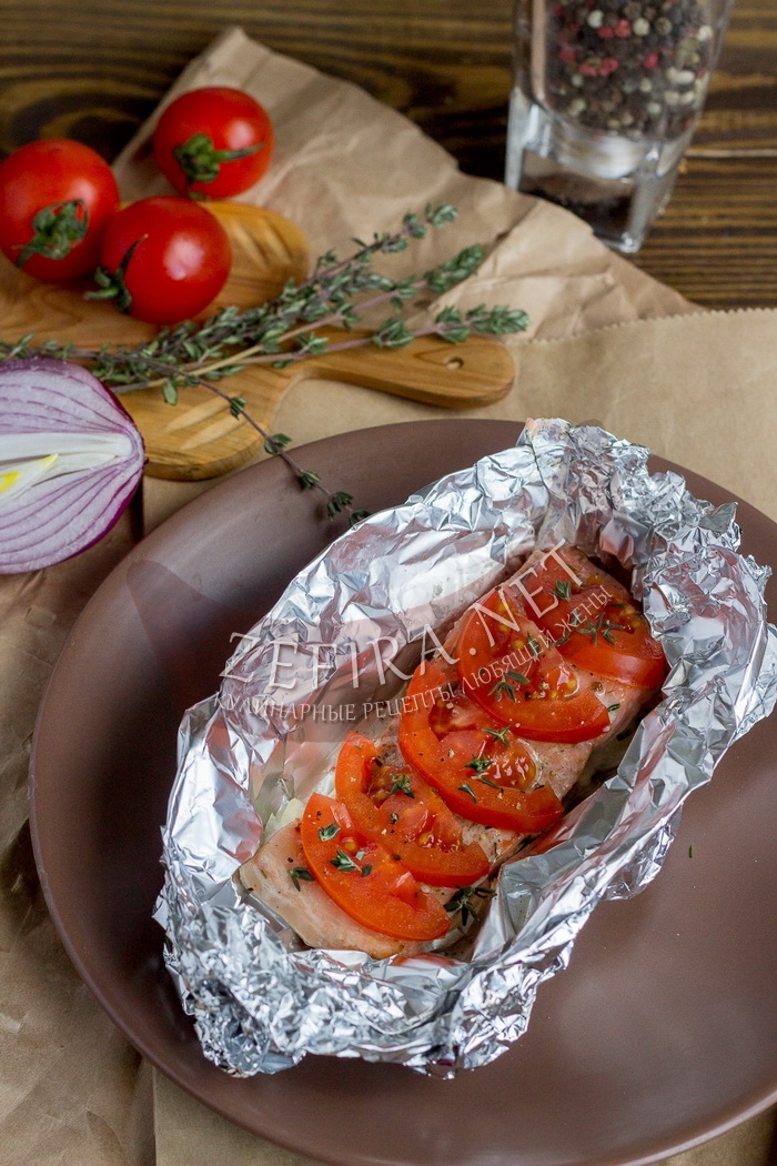 Лосось с помидорами, запеченный в духовке в фольге