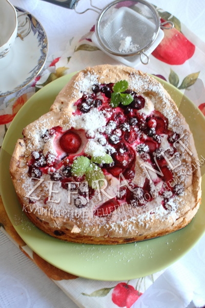Вкусный пирог с замороженными ягодами и безе - рецепт с фото