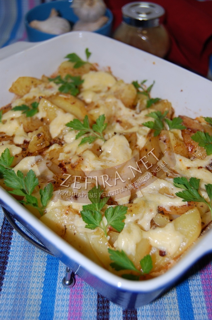 Картофельные дольки с сыром и чесноком, запеченные в духовке