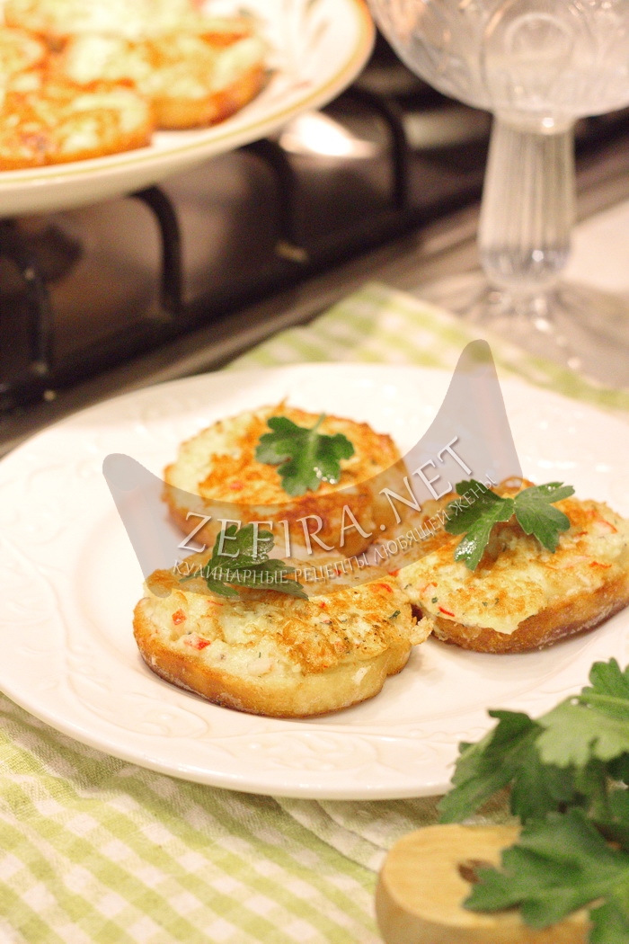 Быстрые горячие бутерброды с крабовыми палочками и сыром на сковороде - рецепт и фото