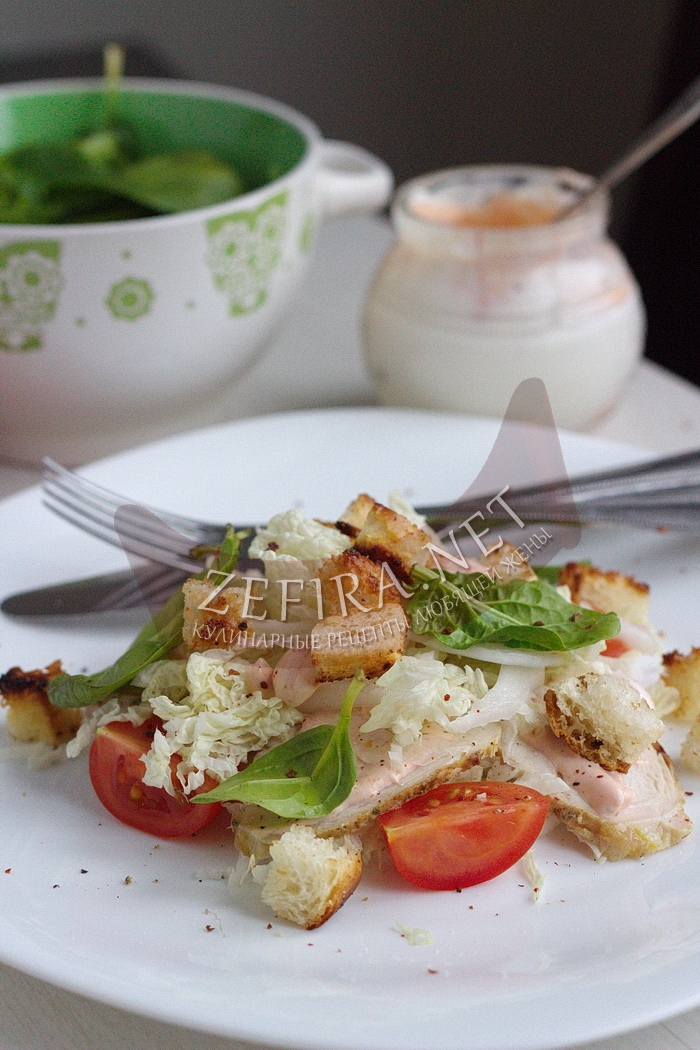 Салат из пекинской капусты с курицей, сухариками и помидорами - рецепт и фото