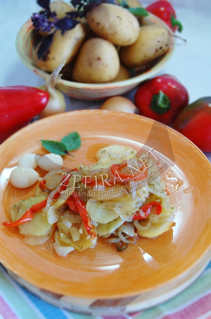 Картофель, запеченный в духовке с луком и перцем  - рецепт и фото