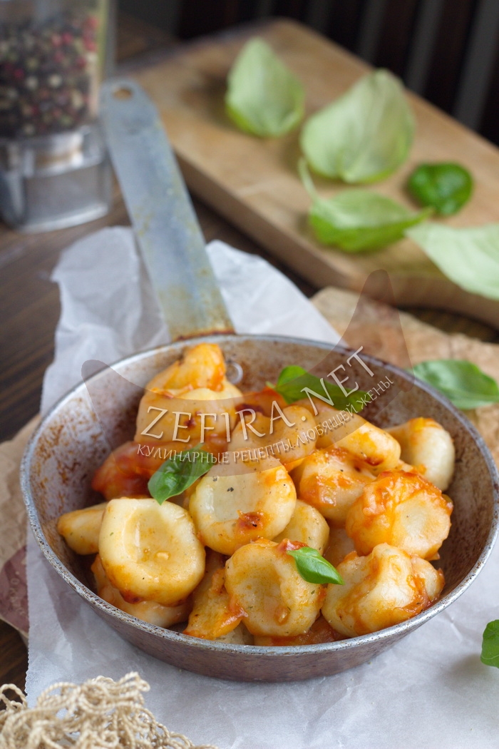 Картофельные вареники в томатном соусе - рецепт и фото