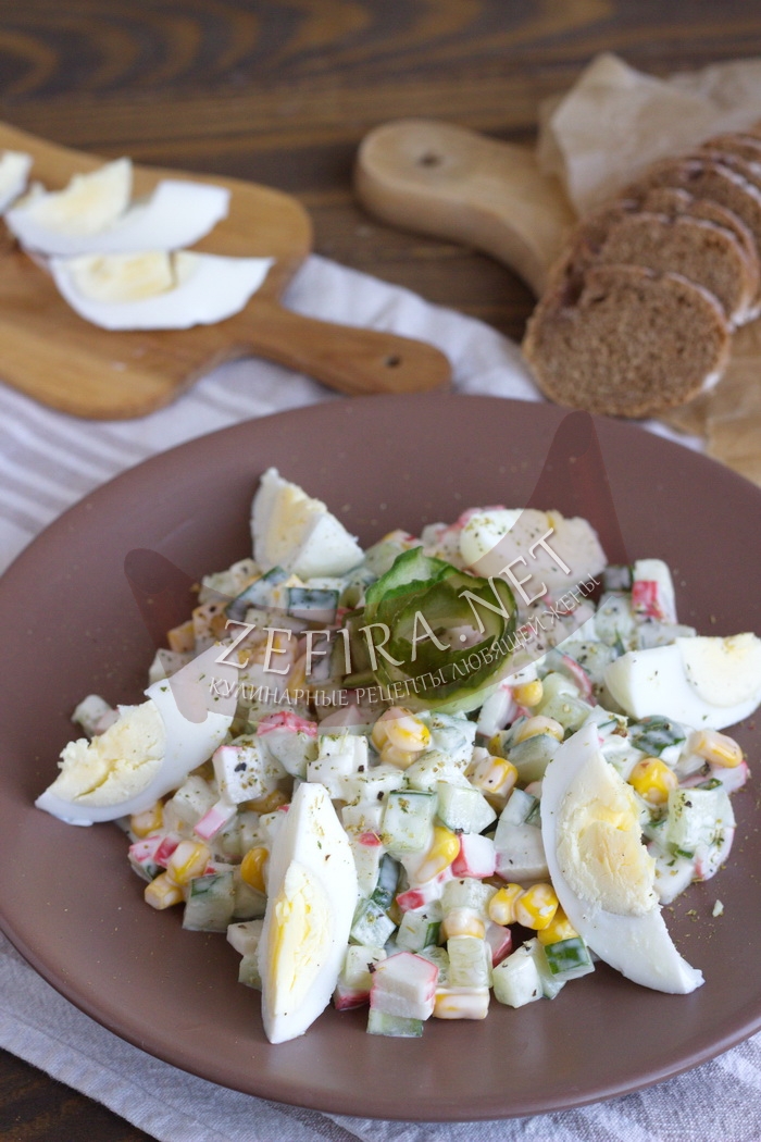Салат с крабовыми палочками, огурцом и кукурузой - рецепт и фото