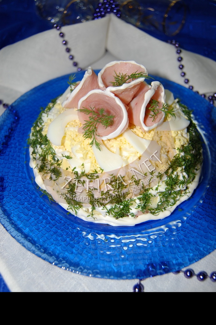 Вкусный салат с ветчиной, яйцом и сыром - рецепт и фото