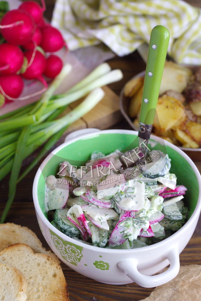 Салат из редиски и огурцов со сметаной - рецепт и фото