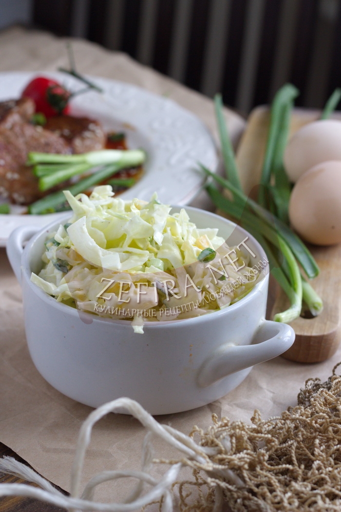 Сочный салат из капусты с огурцом и яйцом - рецепт и фото