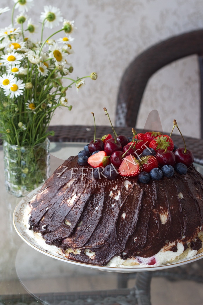 Нежный бисквитный торт с клубникой и творожным кремом - рецепт и фото