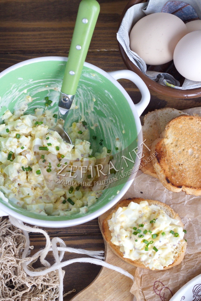 Салат с плавленным сыром и яйцом - рецепт и фото
