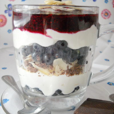 Творожный десерт с ягодами - рецепт и фото