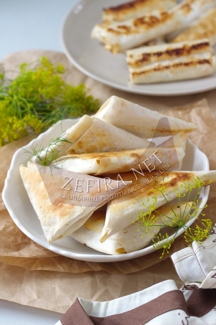 Конвертики из лаваша с сыром - рецепт и фото