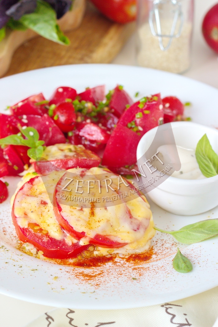 Сочное куриное филе с помидорами и сыром на сковороде - рецепт и фото
