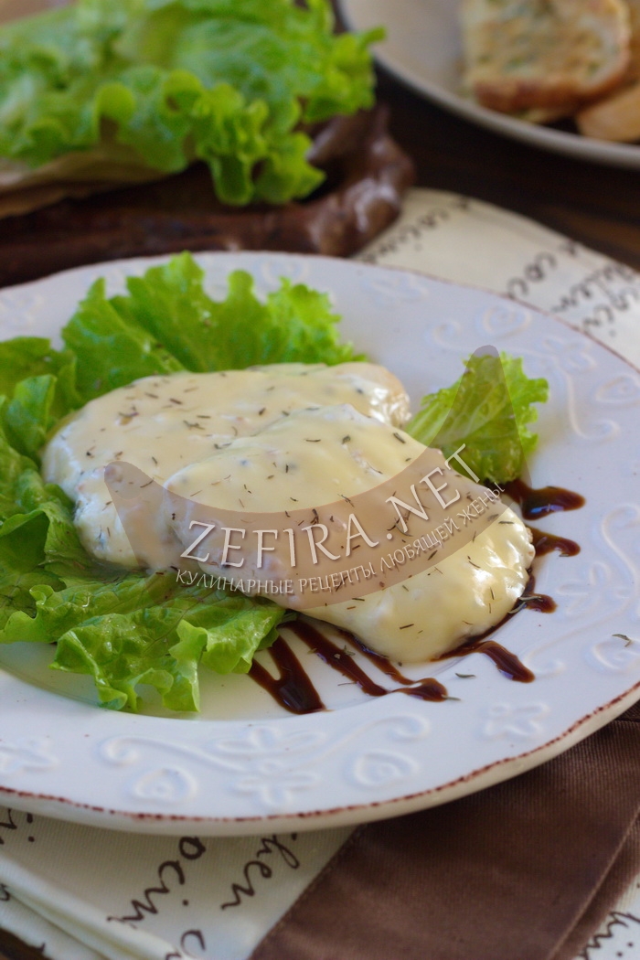 Куриная грудка со сметаной и сыром на сковороде - рецепт и фото