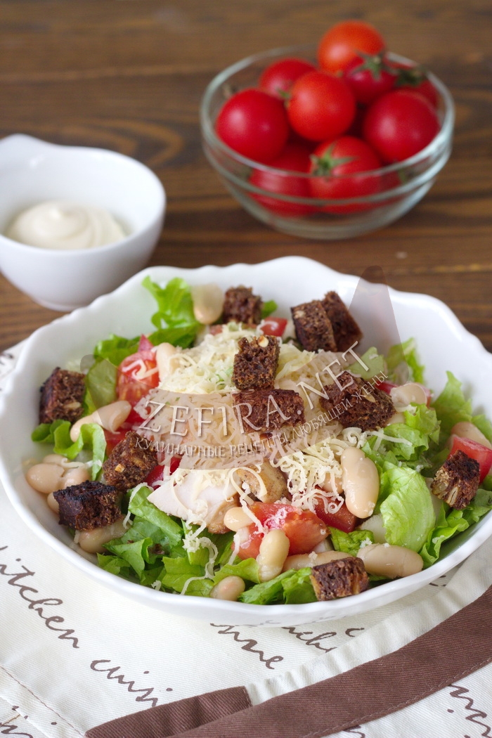 Хрустящий салат с копченой курицей, фасолью и сухариками - рецепт и фото