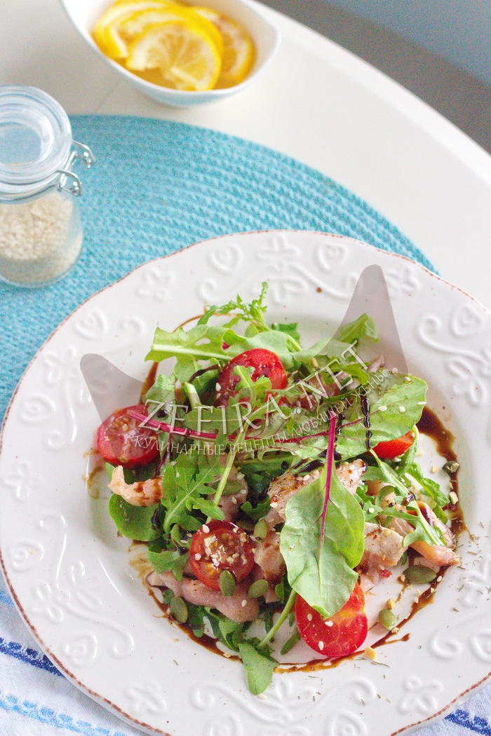 Салат со слабосоленой красной рыбой и помидорами черри - рецепт и фото