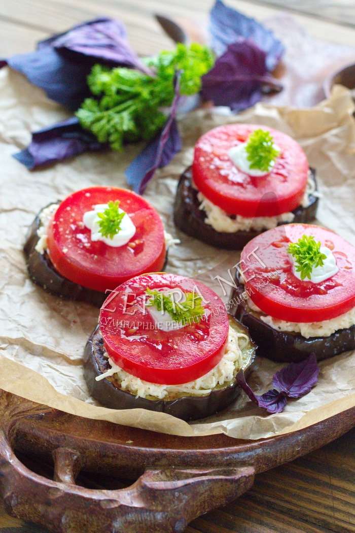 Жаренные баклажаны с помидорами, чесноком и сыром - рецепт и фото