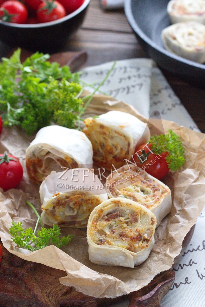 Жаренные рулетики из лаваша с картофельным пюре и грибами - рецепт и фото