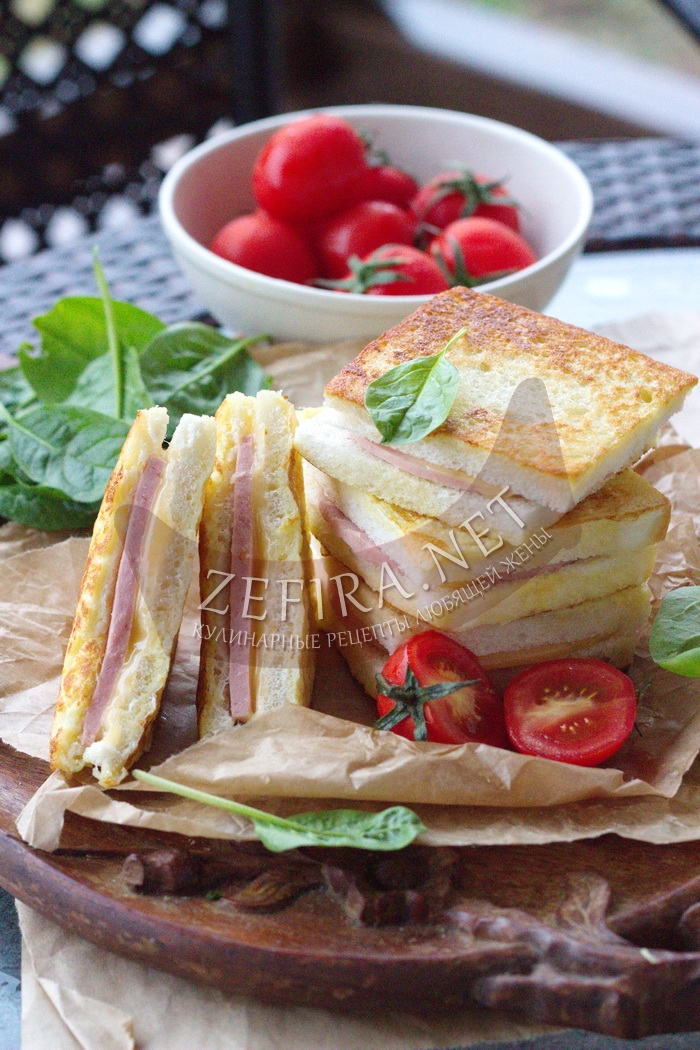 Бутерброды с колбасой и сыром в яйце на сковороде - рецепт и фото