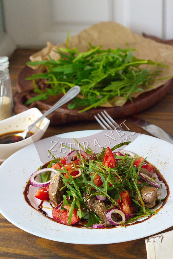 Оригинальный и вкусный салат с куриной печенью и помидорами - рецепт и фото