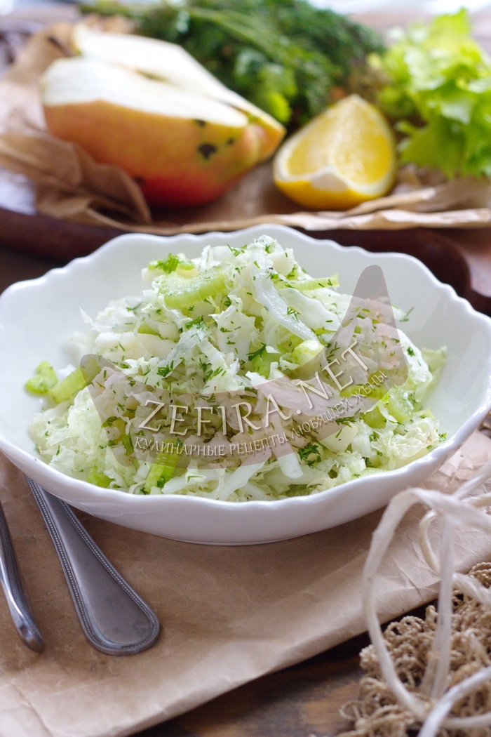 Сочный и полезный салат с сельдереем и яблоком - рецепт и фото