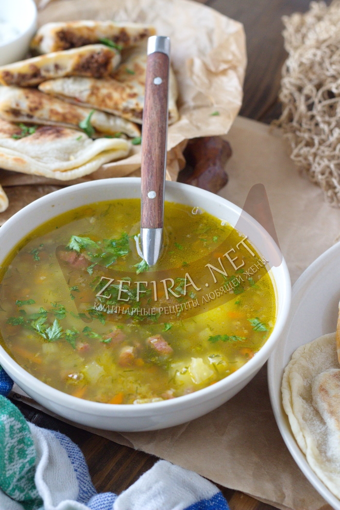 Вкусный чечевичный суп с колбасой - рецепт и фото