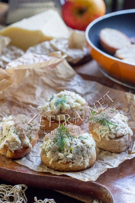 Бутерброды с консервированным тунцом, яйцом и сыром - рецепт и фото