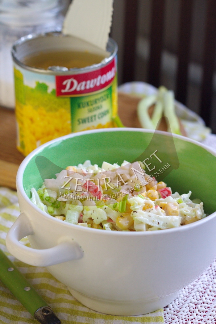 Легкий крабовый салат с пекинской капустой и кукурузой - рецепт и фото
