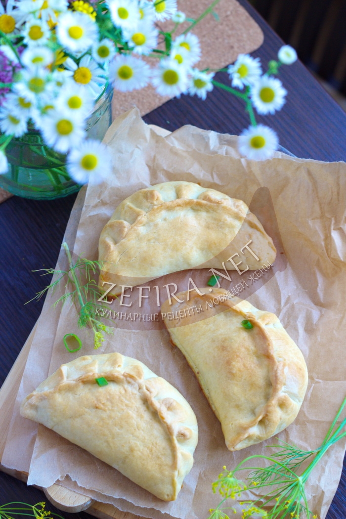 Пирожки с зеленым луком в духовке - рецепт и фото