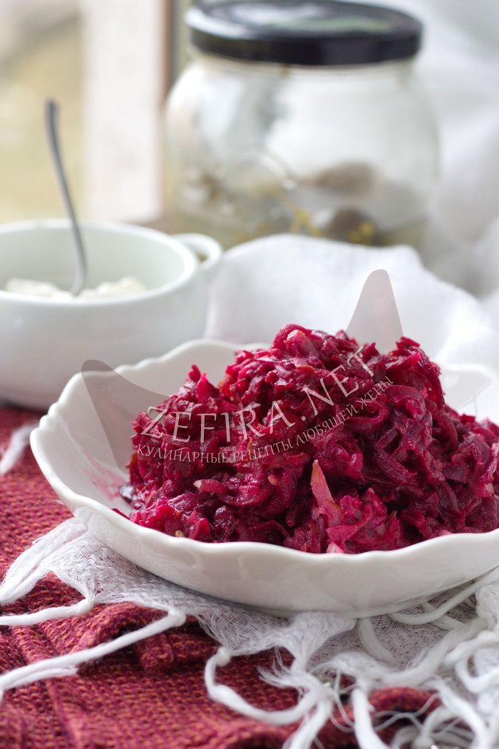 Простой салат из свеклы и соленых огурцов - рецепт и фото