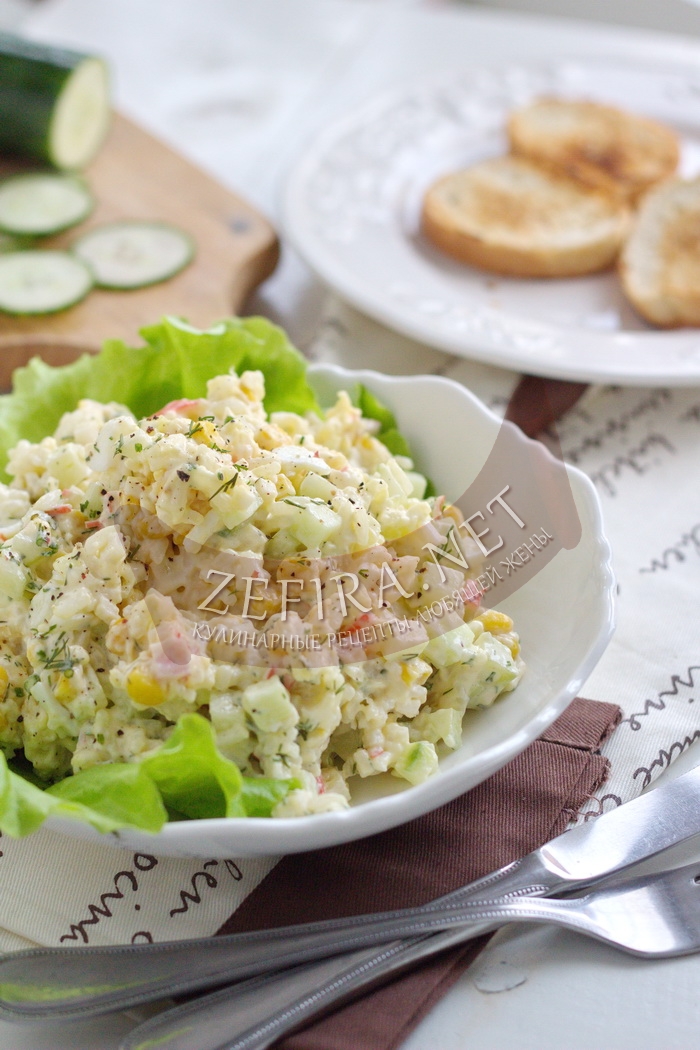 Салат с крабовыми палочками, яйцом, огурцом и кукурузой - рецепт и фото