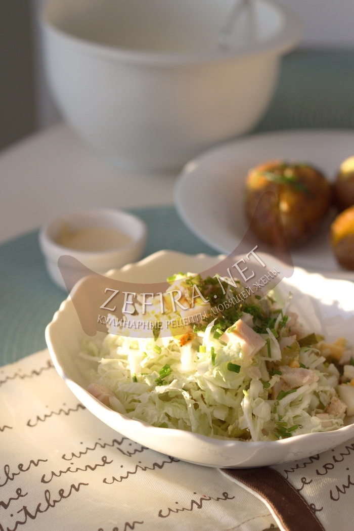  Салат из пекинской капусты с курицей, яйцом и маринованным огурцом - рецепт и фото