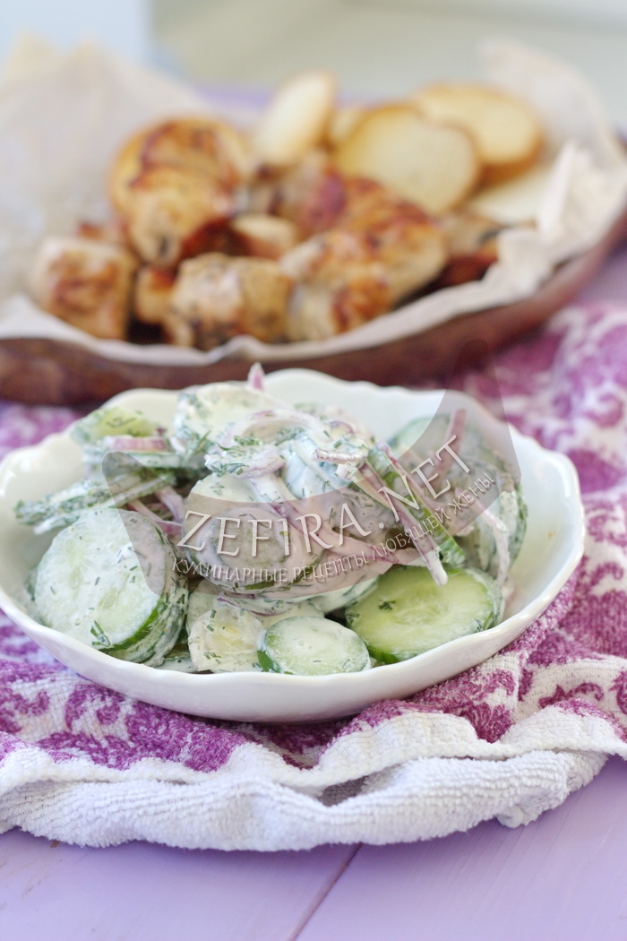 Хрустящий салат из огурцов и лука - рецепт и фото