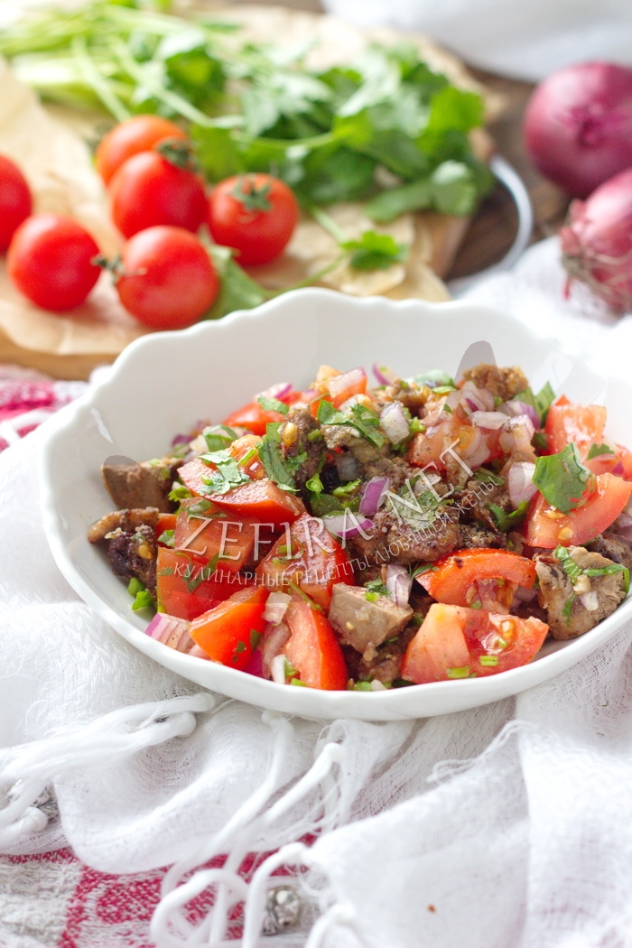 Вкусный салат с печенью и помидорами - рецепт и фото