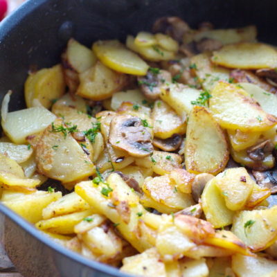 Вкусная жареная картошка с шампиньонами - рецепт и фото