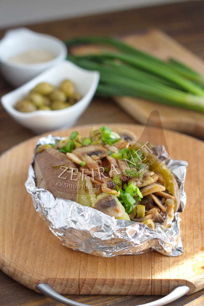 Крошка картошка в духовке с жареными грибами - рецепт и фото