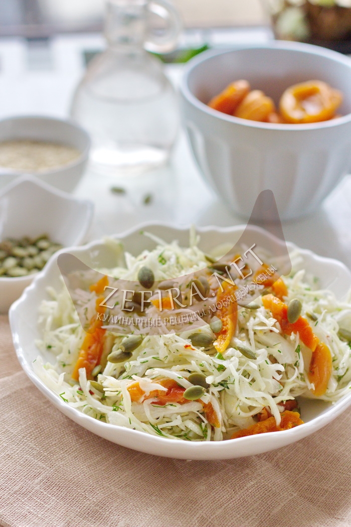 Необычный салат из капусты с курагой и семечками - рецепт и фото
