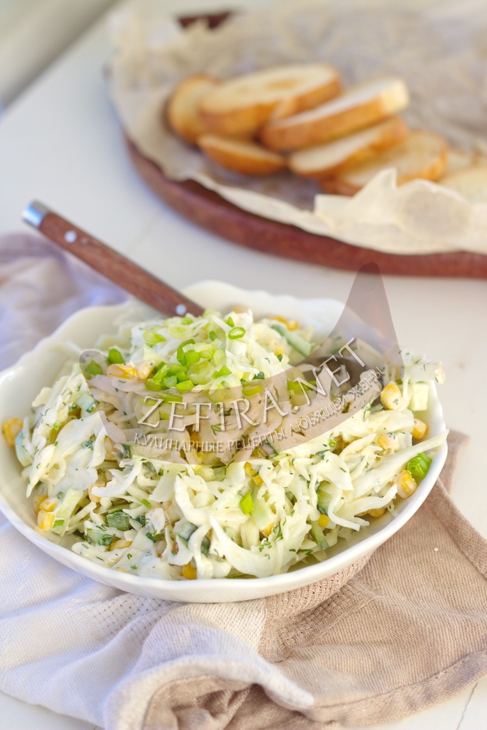 Полезный салат из капусты с кукурузой и огурцом - рецепт и фото
