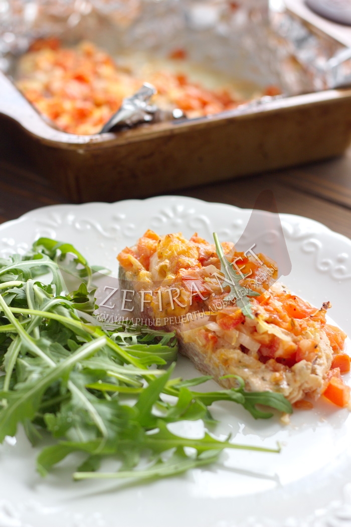 Вкусная семга, запеченная в духовке с помидором - рецепт и фото