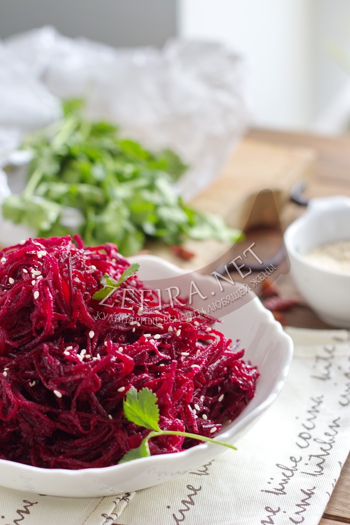 Вкусный салат из сырой свеклы - рецепт и фото