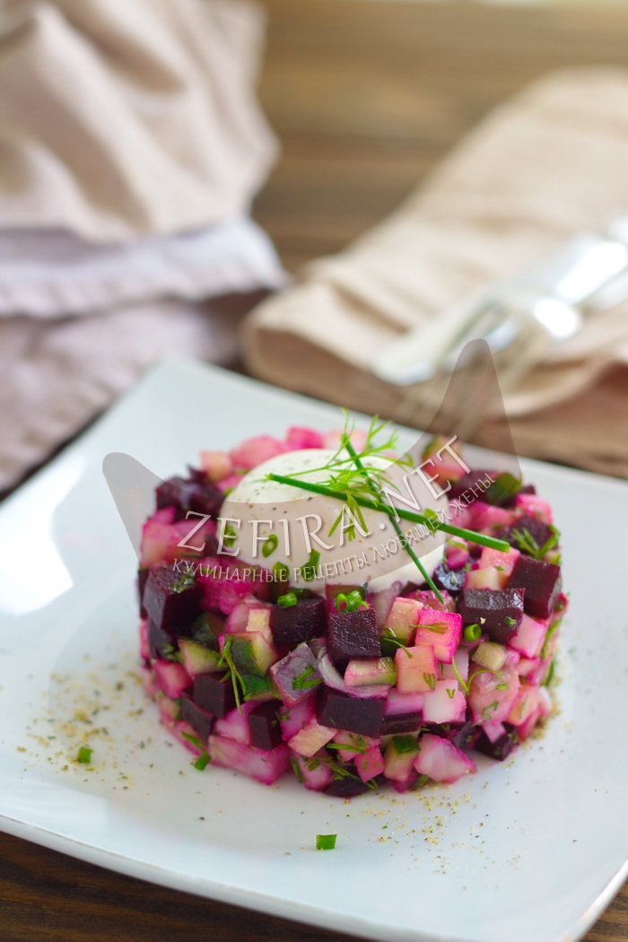 Интересный салат со свеклой и селедкой - рецепт и фото