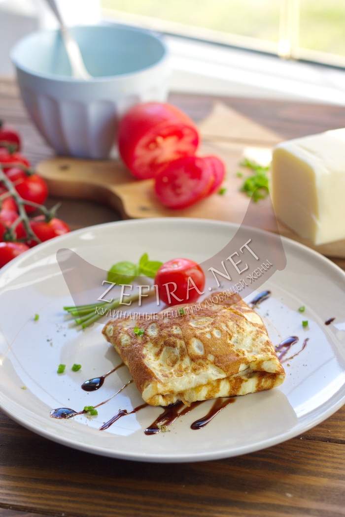 Сочный омлетный блинчик с начинкой из помидора и сыра - рецепт и фото