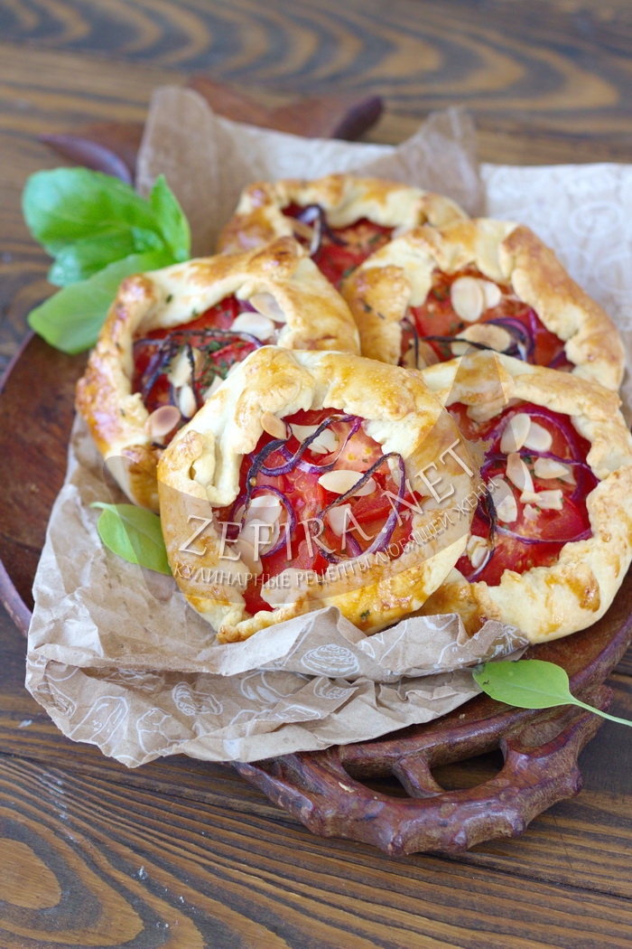 Вкусный песочный пирог с помидорами и сыром - рецепт и фото