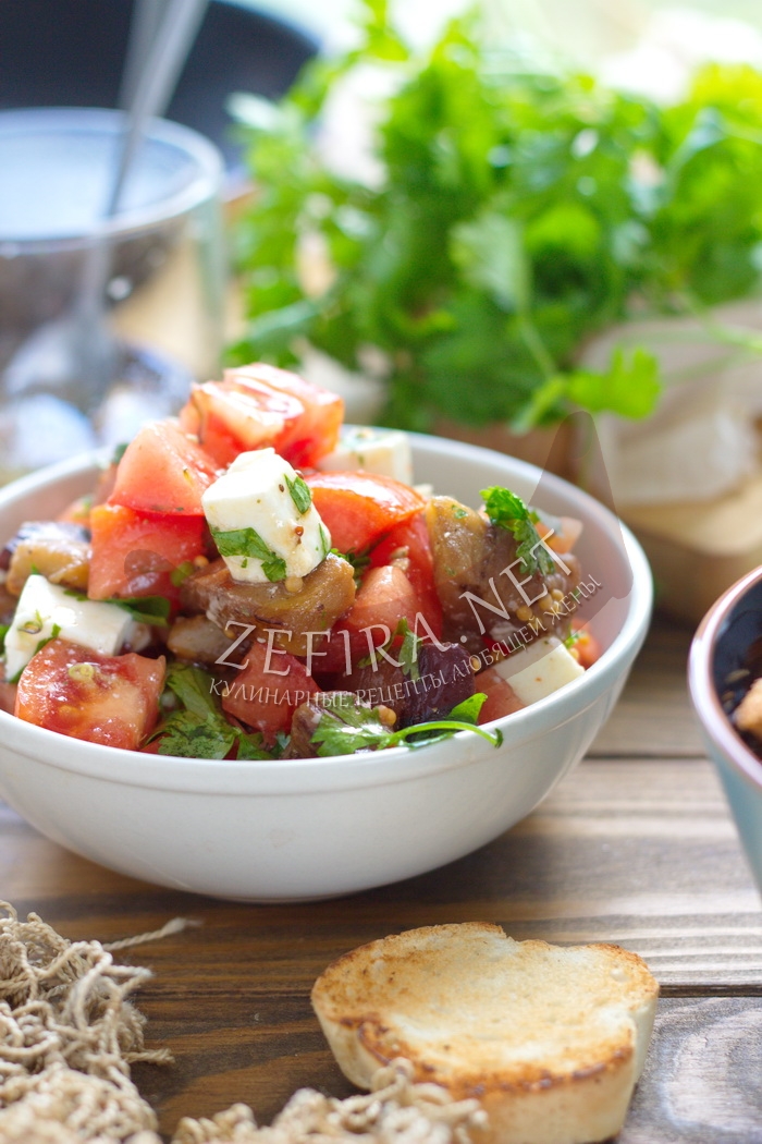 Сочный салат из баклажанов с помидорами и сыром - рецепт и фото